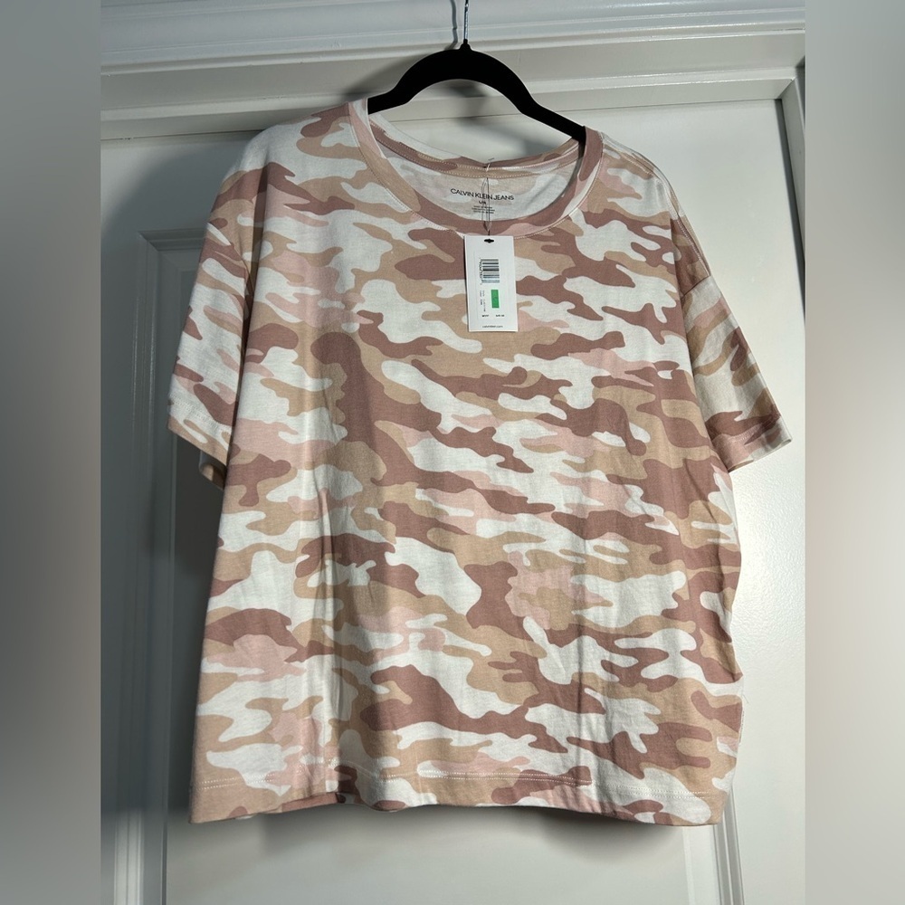 Calvin Klein NWT Women's Camouflage T-Shirt - Pink and White